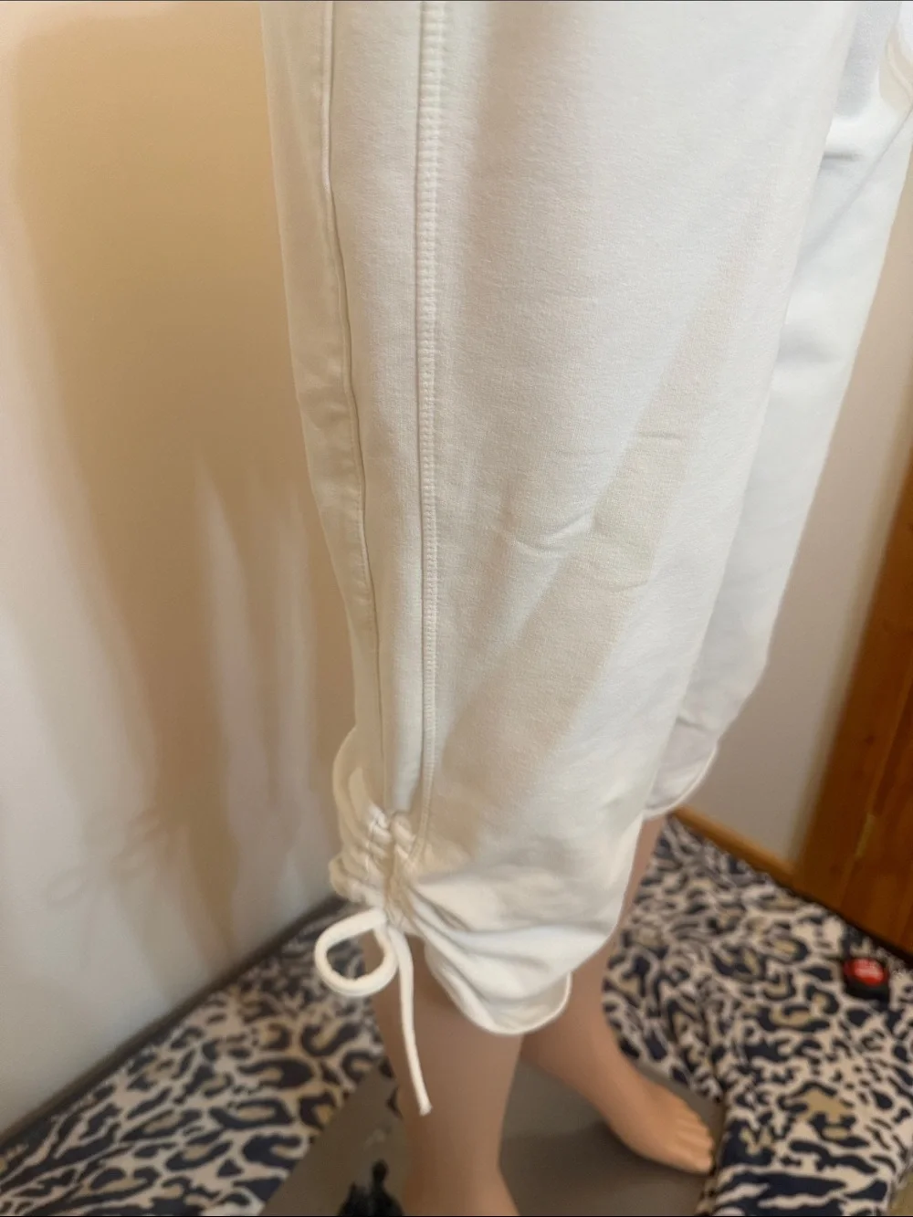 Nike White Women’s Drawstring Capri Joggers Size Medium